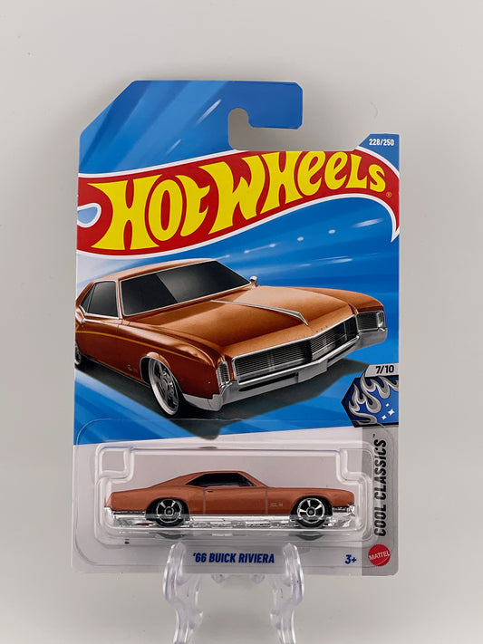 Hot Wheels Mainline '66 Buick Riviera Cool Classics 7/10